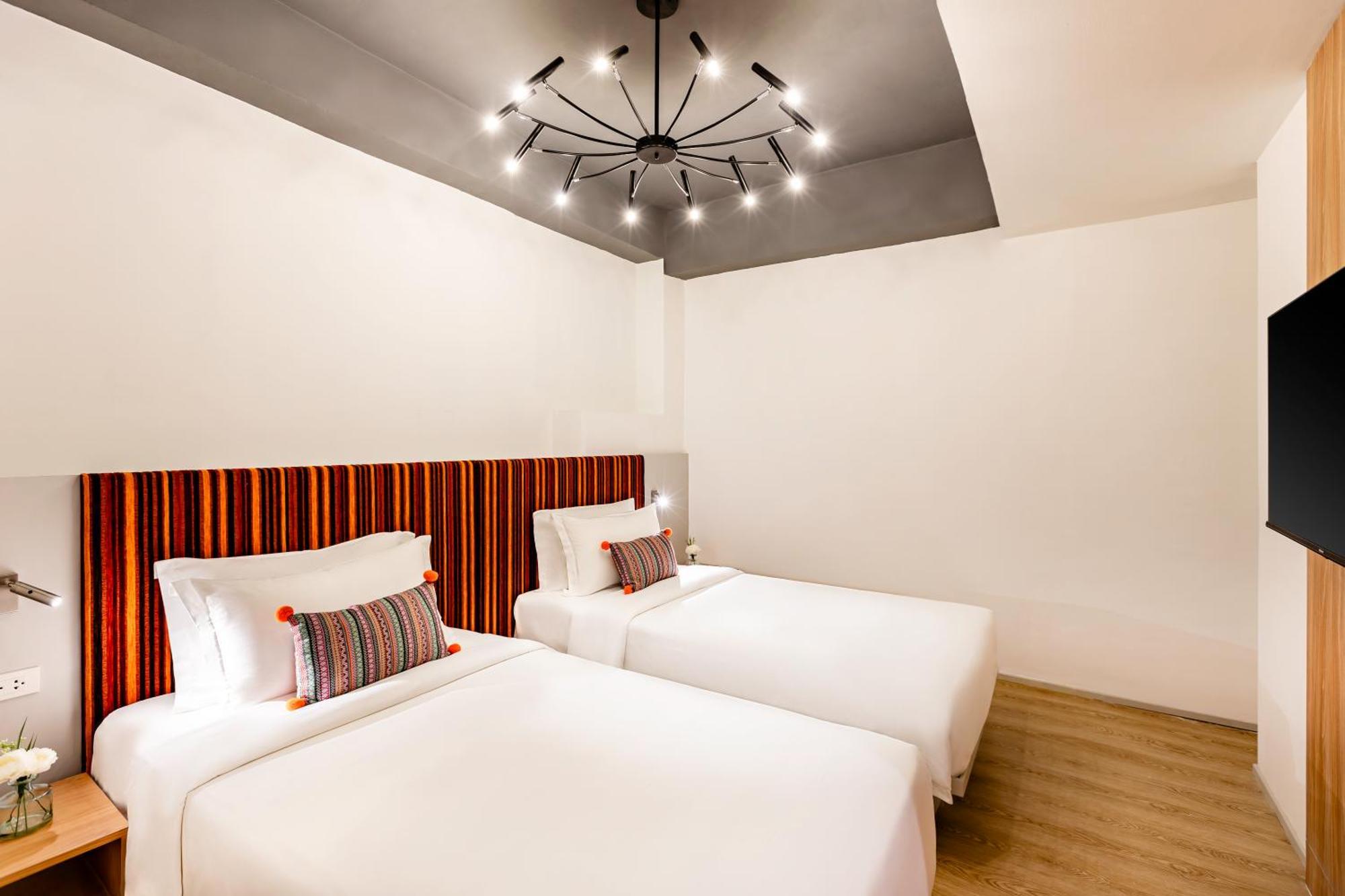 At Thaphae Hostel Чиангмай Экстерьер фото